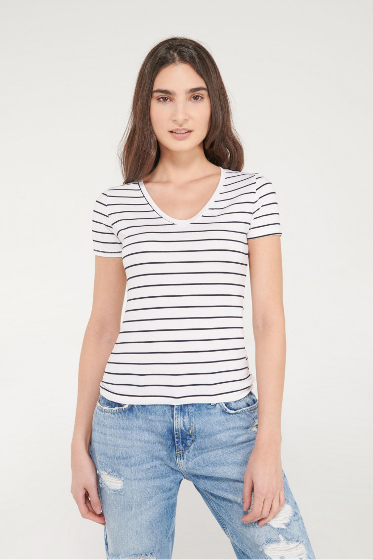 Camiseta básica, manga corta con cuello en V.