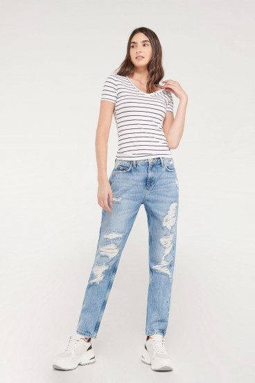 Camiseta básica, manga corta con cuello en V.