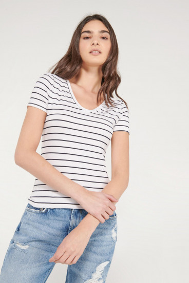 Camiseta básica, manga corta con cuello en V.