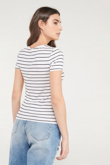 Camiseta básica, manga corta con cuello en V.