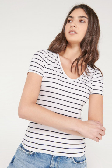 camiseta-basica-manga-corta-con-cuello-en-v