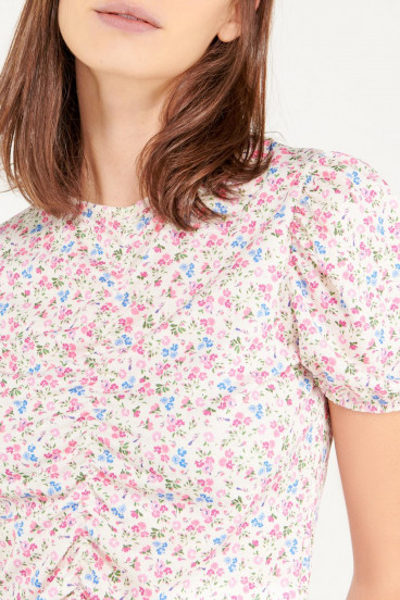 Camiseta manga corta con miniprint floral.