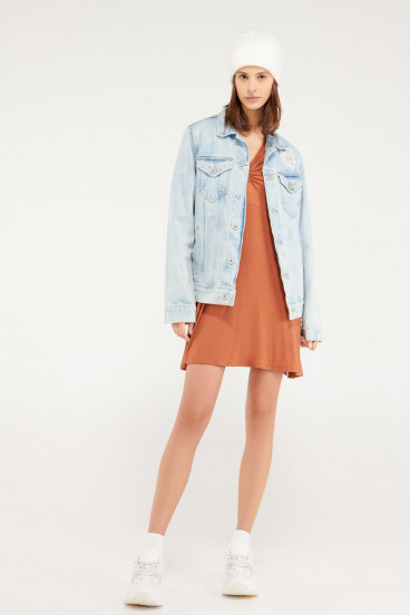 Vestido corto, unicolor manga corta.