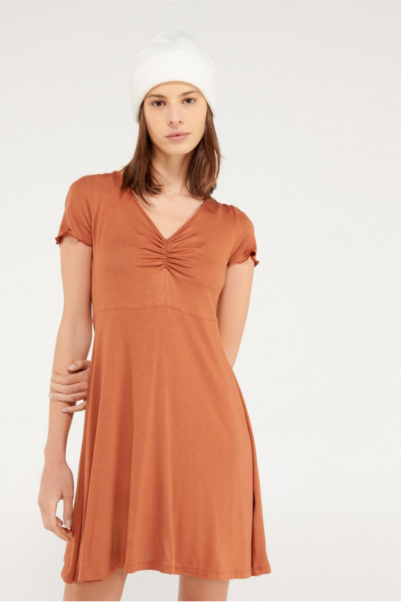 Vestido corto, unicolor manga corta.