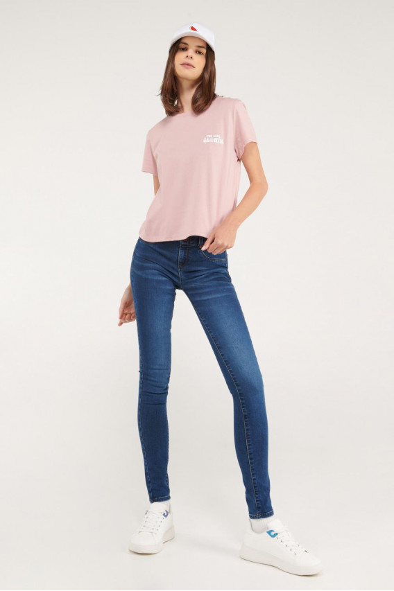 Camiseta manga corta con estampado en frente.