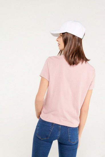 Camiseta manga corta con estampado en frente.