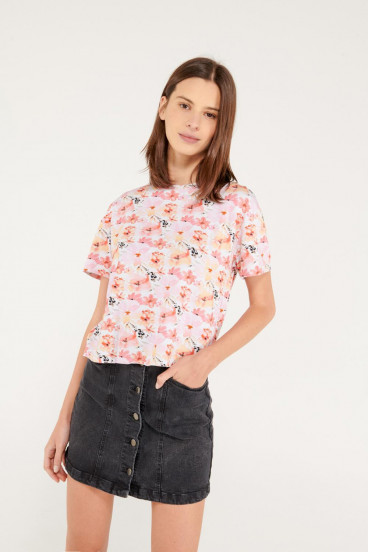 Camiseta manga corta con estampado en frente.