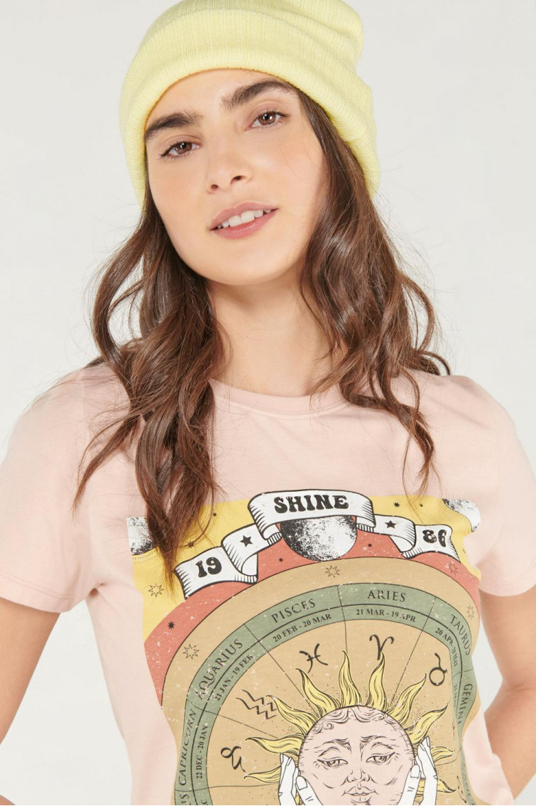 Camiseta cuello redondo, manga corta con estampado.