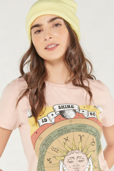 Camiseta cuello redondo, manga corta con estampado.