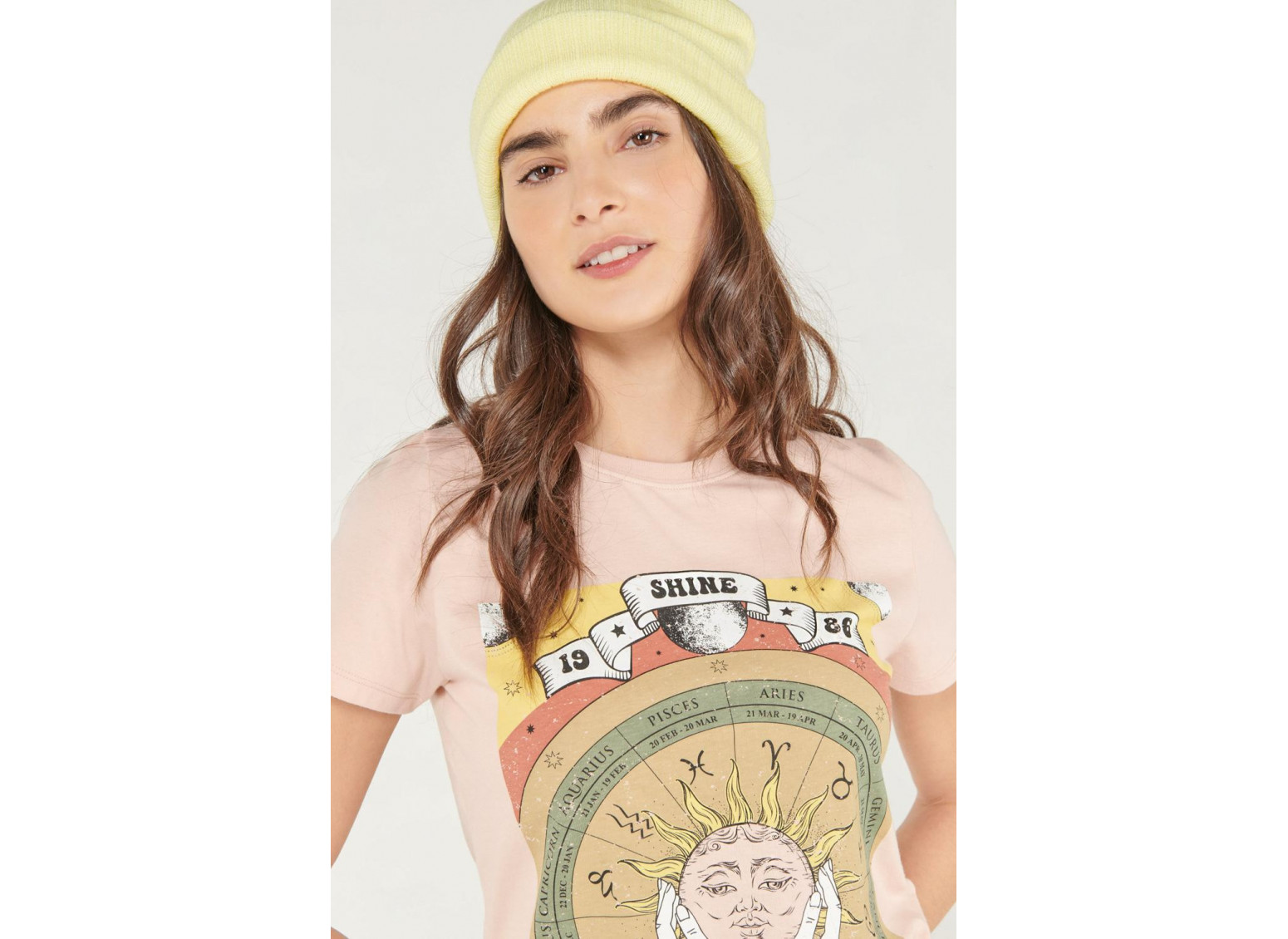 Camiseta cuello redondo, manga corta con estampado.