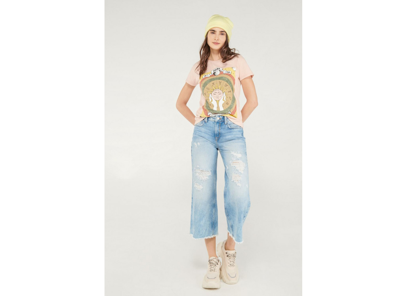 Camiseta cuello redondo, manga corta con estampado.