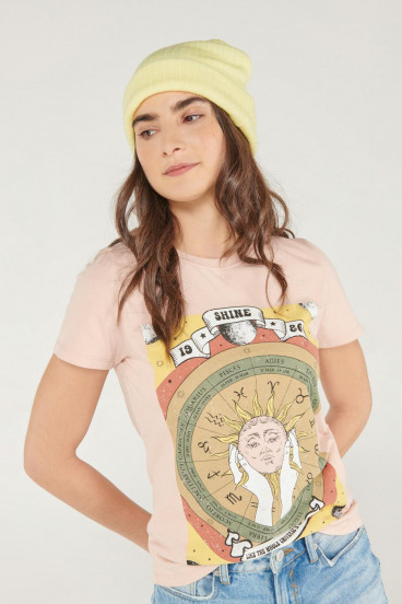 Camiseta cuello redondo, manga corta con estampado.