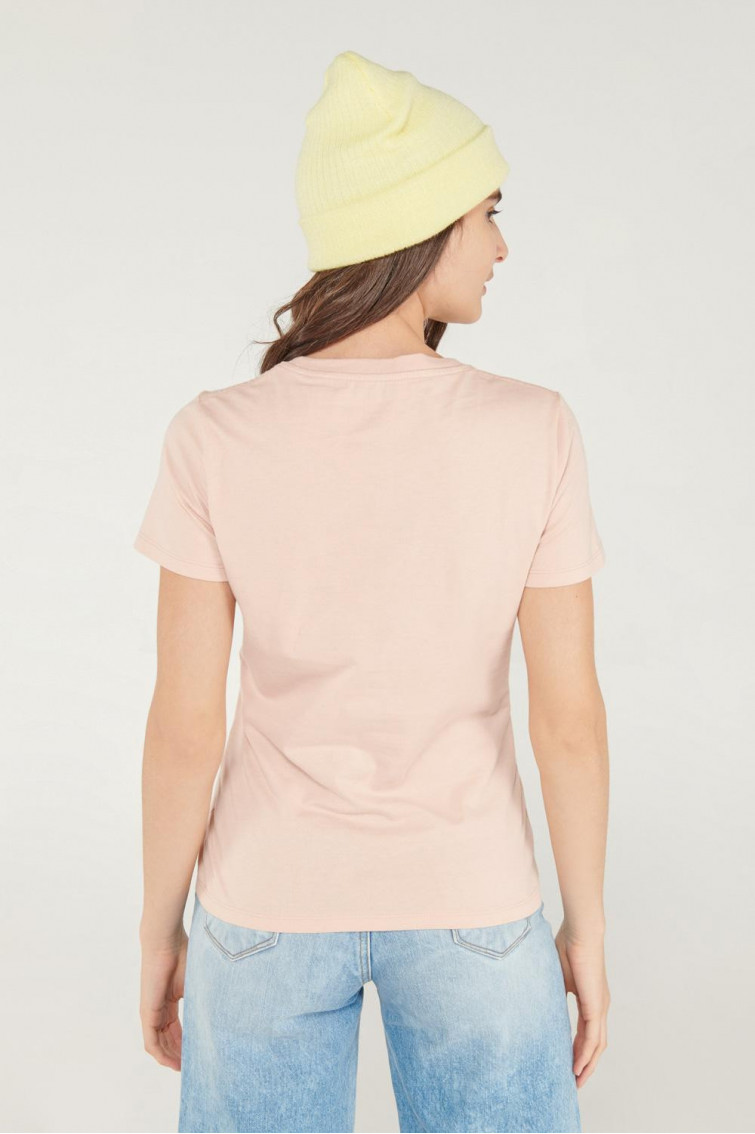 Camiseta cuello redondo, manga corta con estampado.