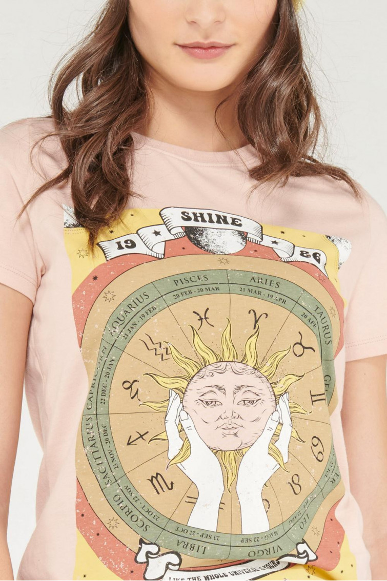 Camiseta cuello redondo, manga corta con estampado.