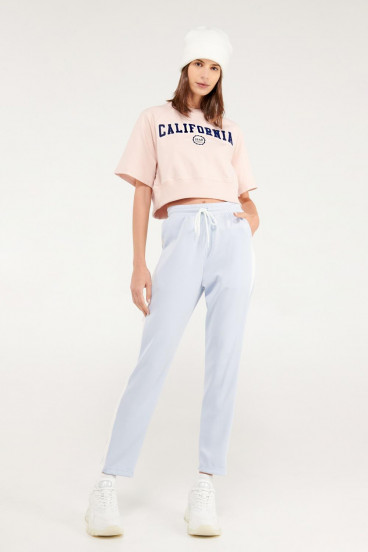 Camiseta manga corta con estampado en frente.