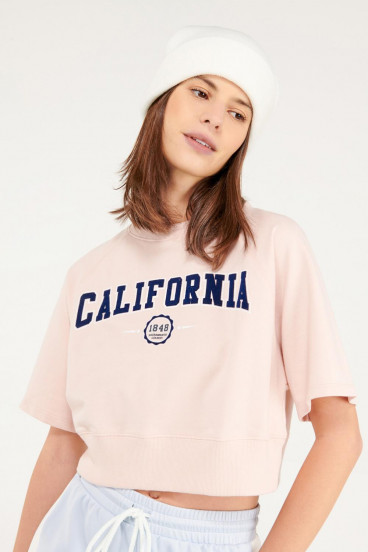 Camiseta manga corta con estampado en frente.