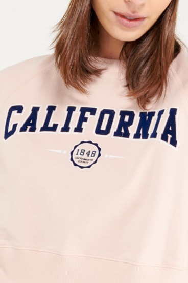 Camiseta manga corta con estampado en frente.