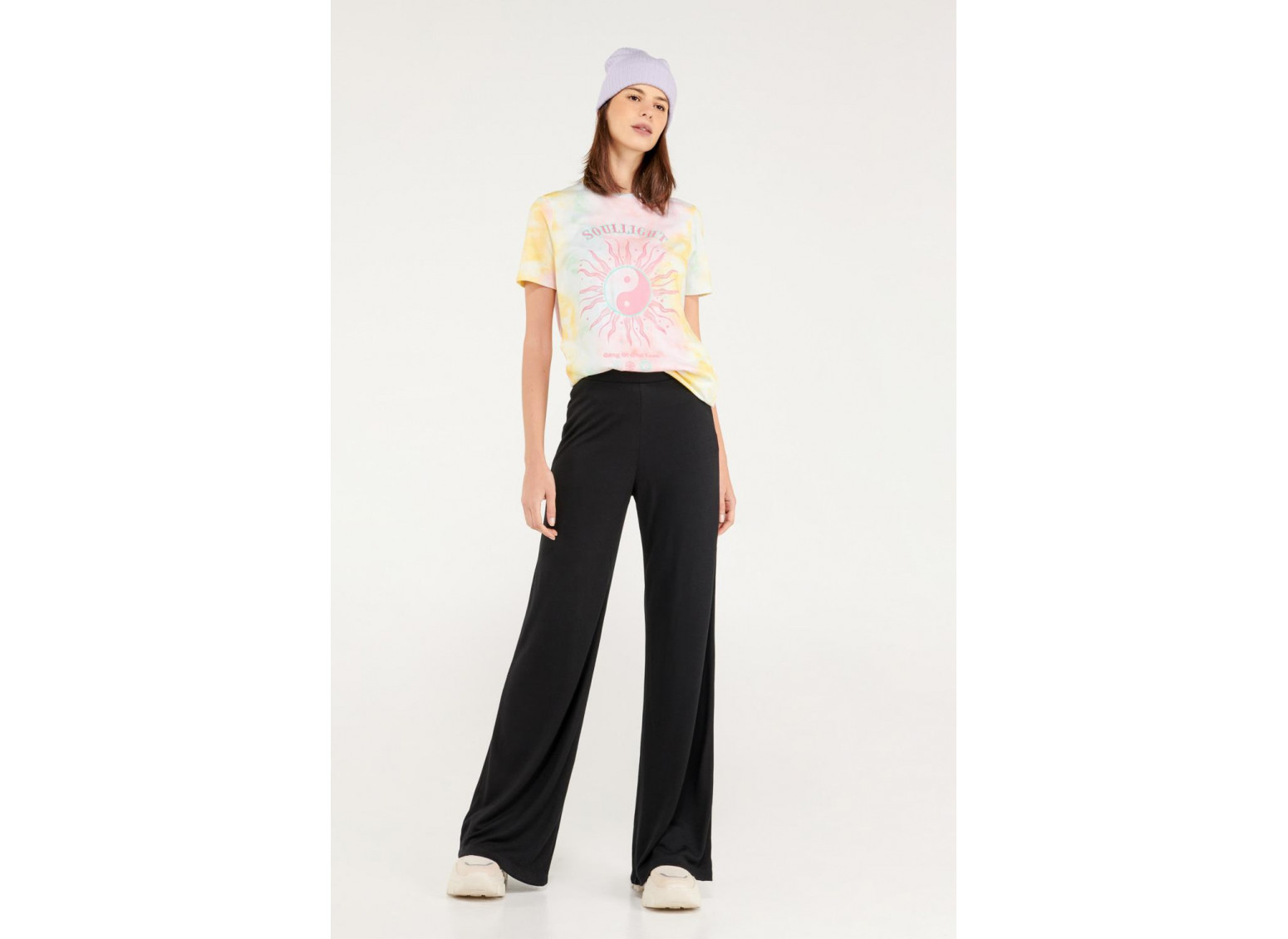 Camiseta manga corta con estampado en frente.