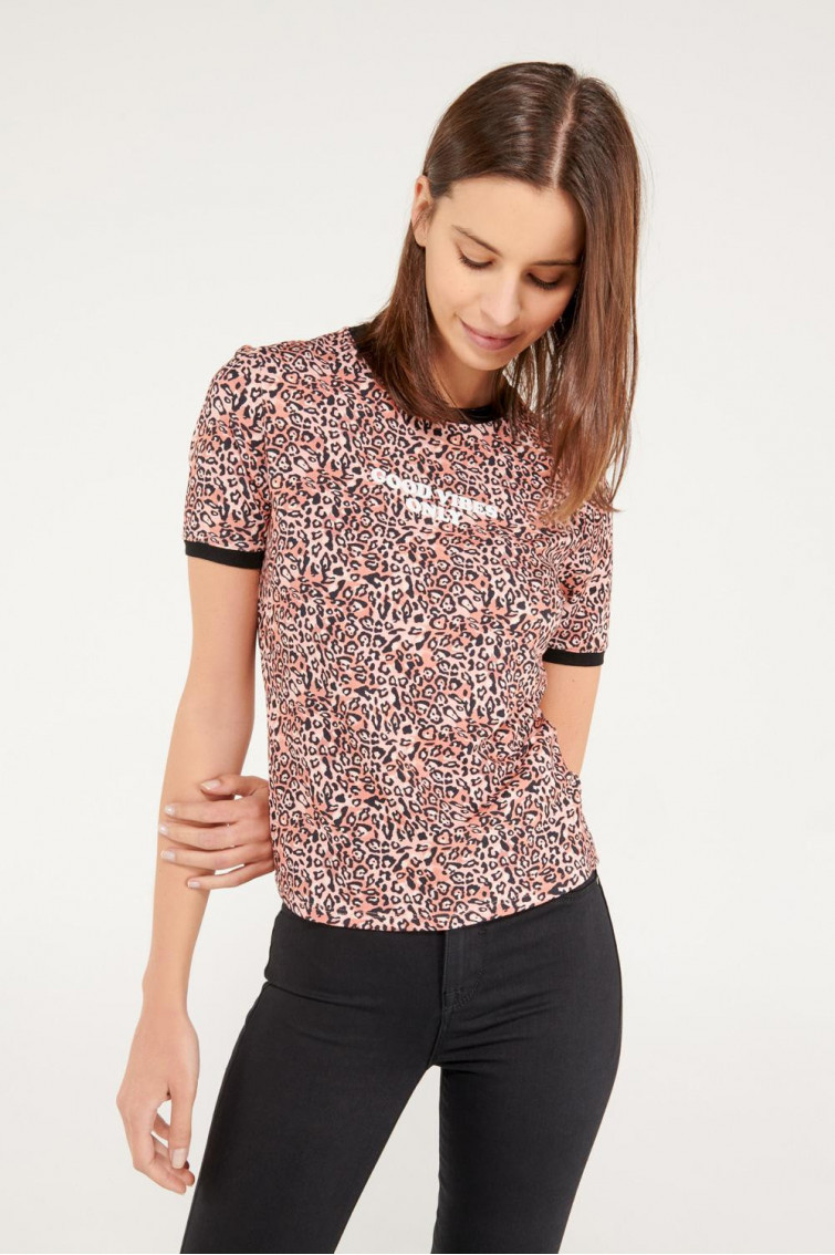 Camiseta cuello redondo, manga corta con puño en contraste, con estampado.