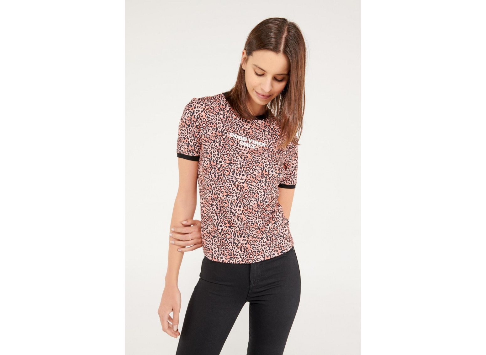 Camiseta cuello redondo, manga corta con puño en contraste, con estampado.