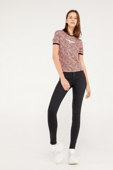 Camiseta cuello redondo, manga corta con puño en contraste, con estampado.