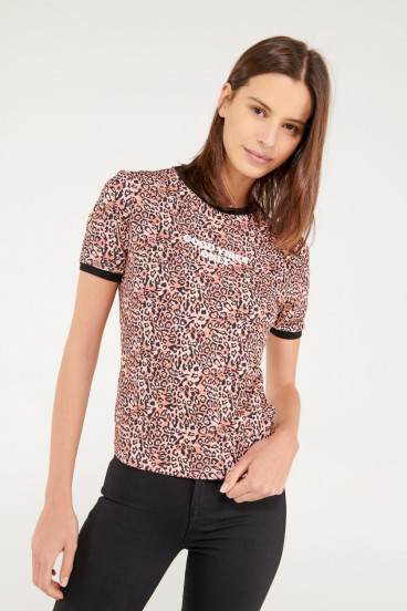Camiseta cuello redondo, manga corta con puño en contraste, con estampado.