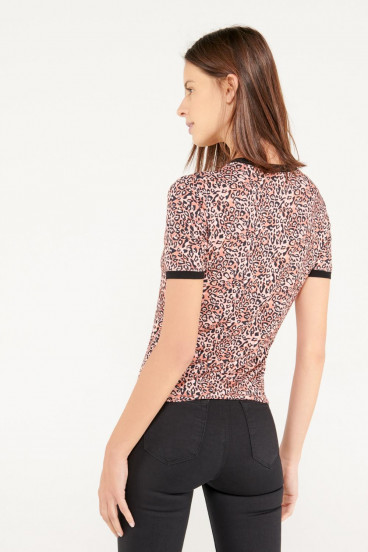 Camiseta cuello redondo, manga corta con puño en contraste, con estampado.