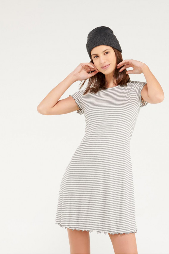 Vestido corto, en rayas manga corta.