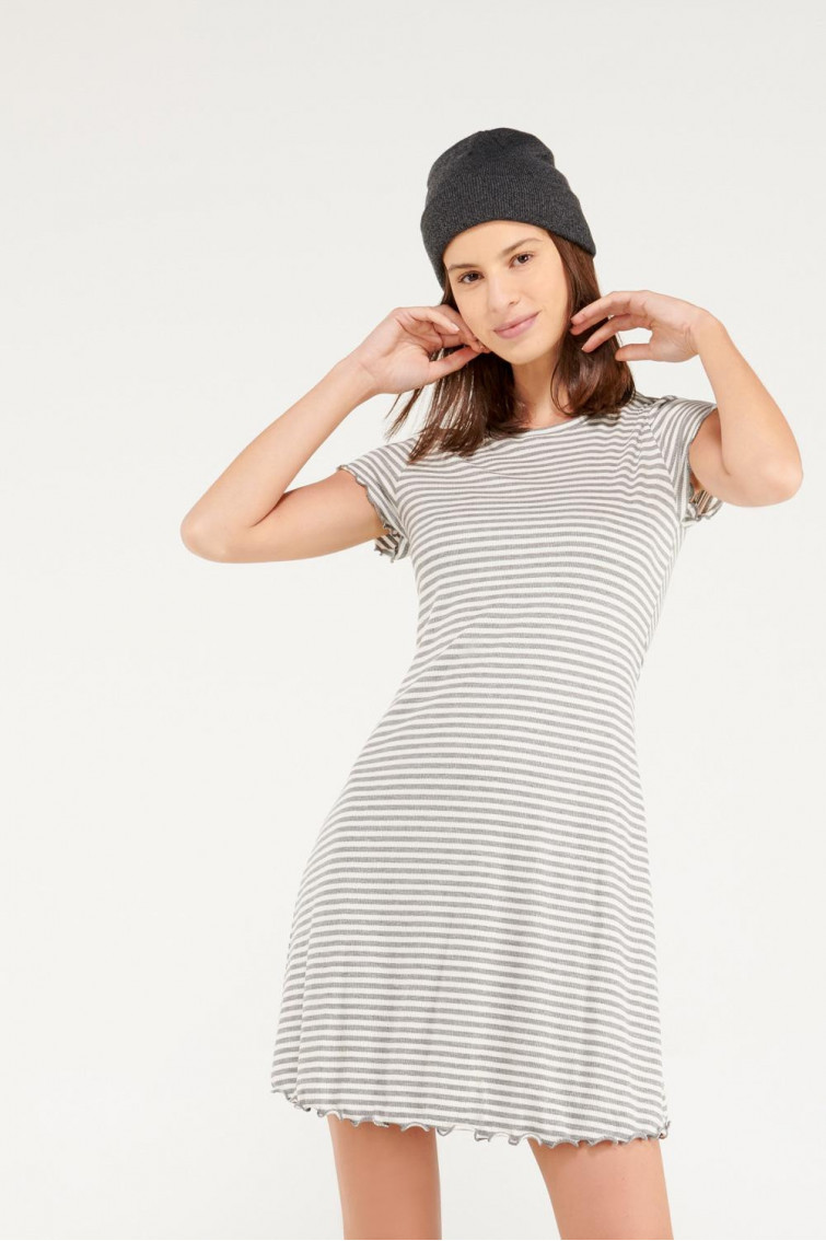 Vestido corto, en rayas manga corta.