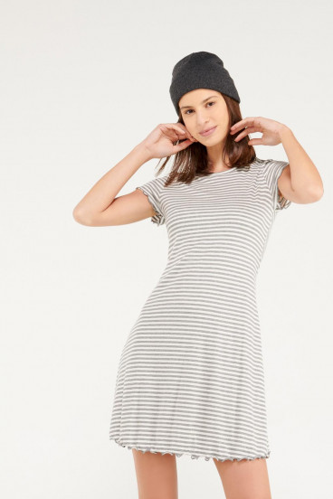 Vestido corto, en rayas manga corta.