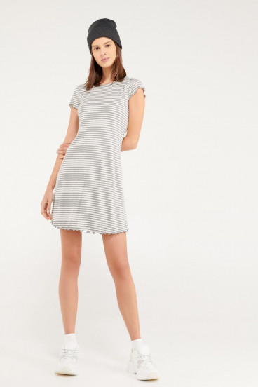 Vestido corto, en rayas manga corta.
