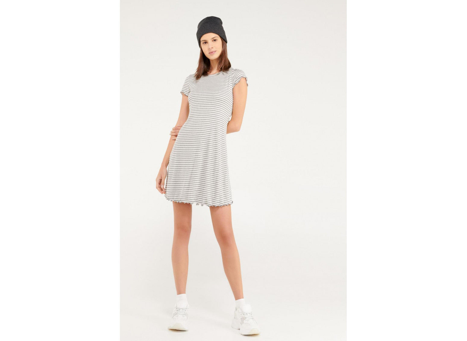 Vestido corto, en rayas manga corta.