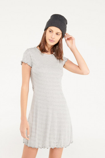 Vestido corto, en rayas manga corta.