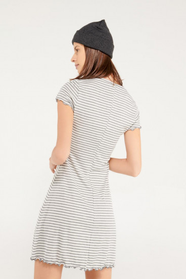 Vestido corto, en rayas manga corta.