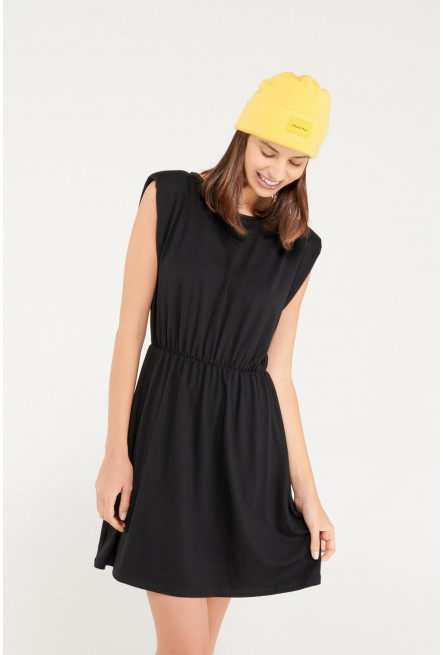 Vestido corto con recogido en cintura.