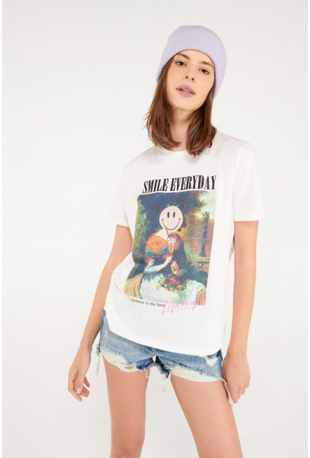 Camiseta manga corta con estampado en frente.
