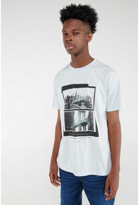 Camiseta manga corta con estampado.