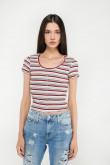 Camiseta para mujer con broches fijos en frente.
