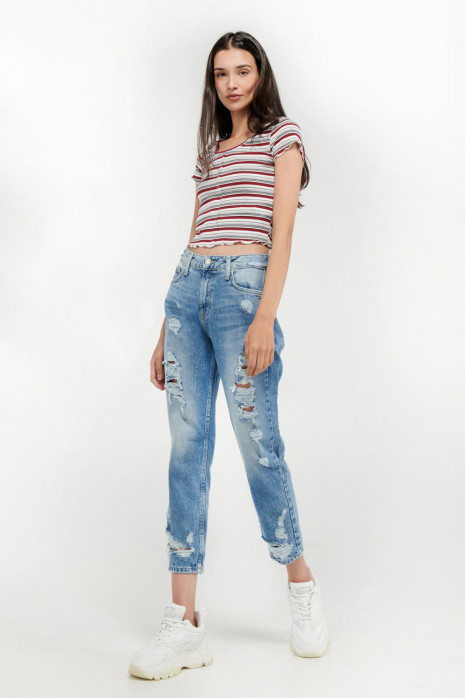 Camiseta para mujer con broches fijos en frente.