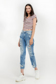 Camiseta para mujer con broches fijos en frente.