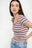 Camiseta para mujer con broches fijos en frente.