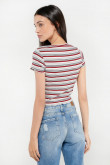 Camiseta para mujer con broches fijos en frente.