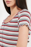 Camiseta para mujer con broches fijos en frente.