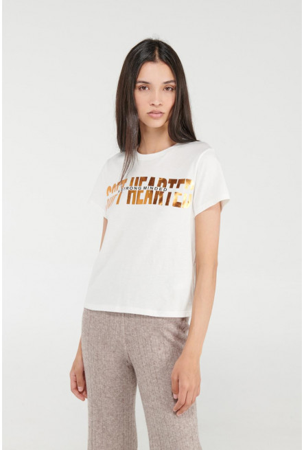 Camiseta manga corta con estampado en frente.