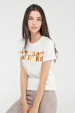 Camiseta manga corta con estampado en frente.