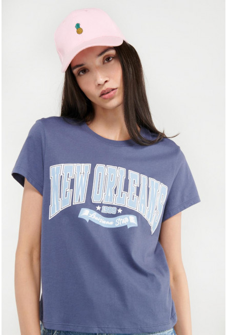 Camiseta manga corta con estampado en frente.
