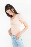 Camiseta con recogido en cuello y mangas