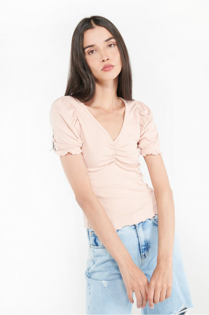 Camiseta con recogido en cuello y mangas