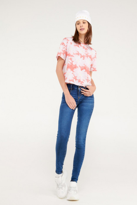 Camiseta manga corta con estampado en frente.