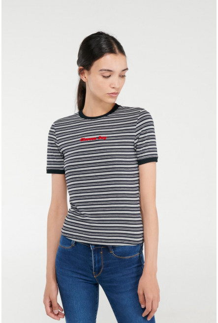 Camiseta cuello redondo, manga corta con puño en contraste, con estampado.